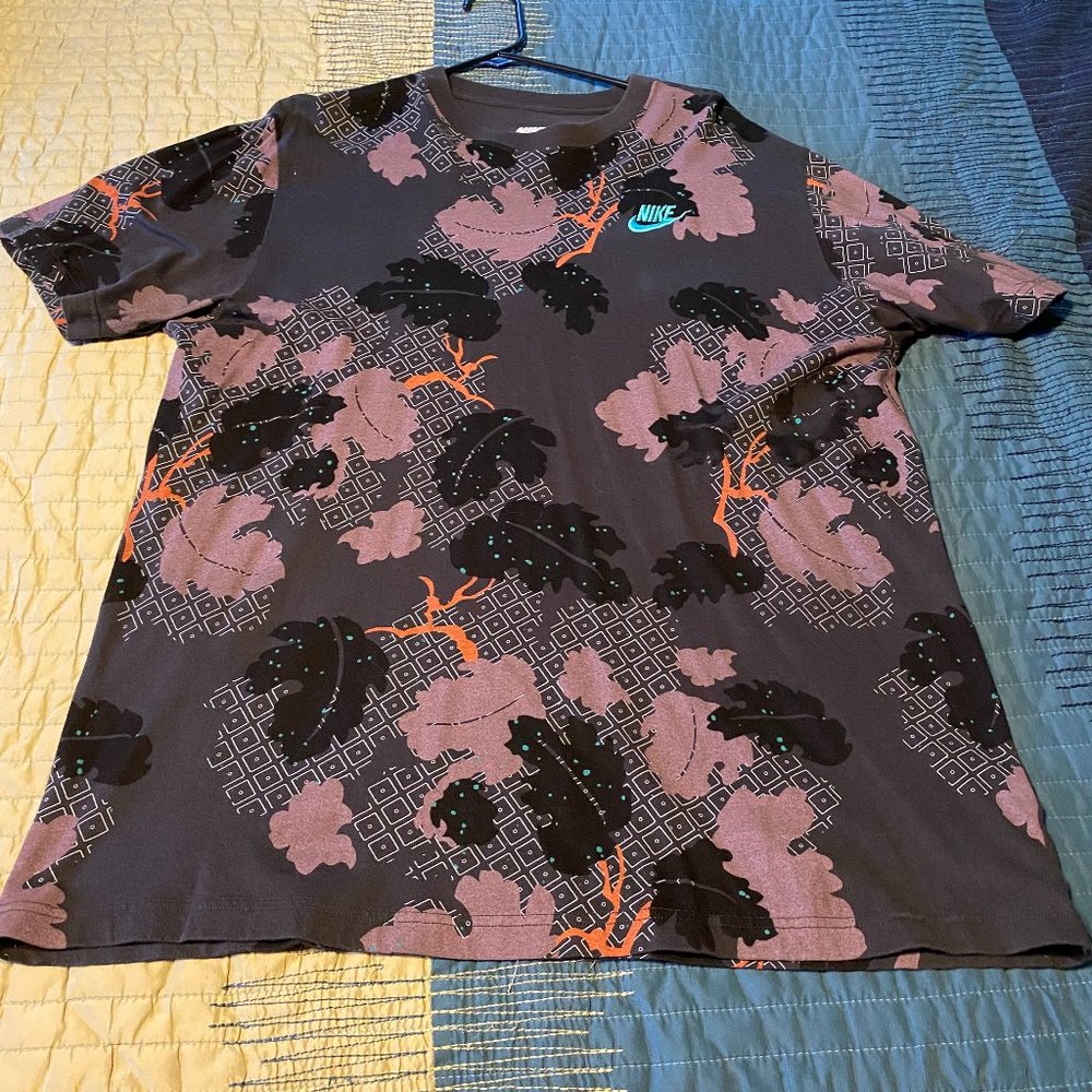 Nike Regular Fit Graphic Print Tee Shirt